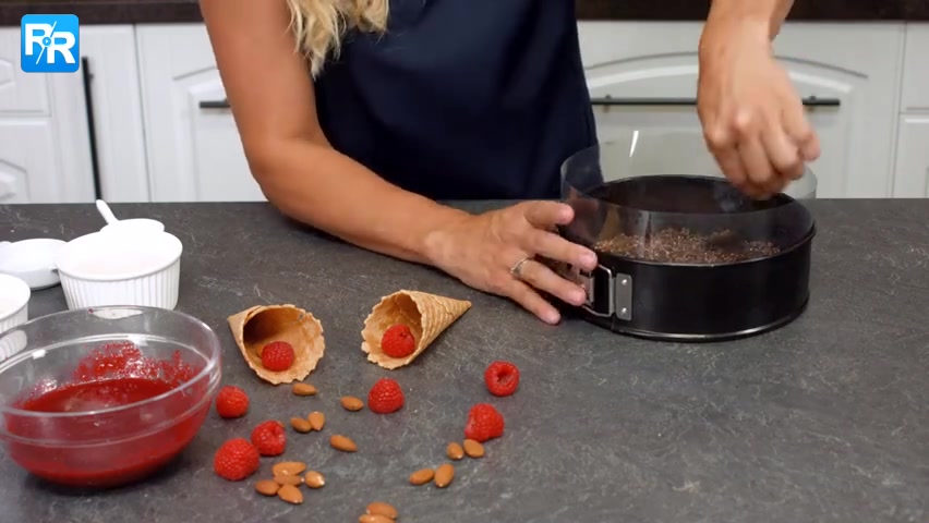 树莓杏仁冰淇淋蛋糕,颜值超高的美味~