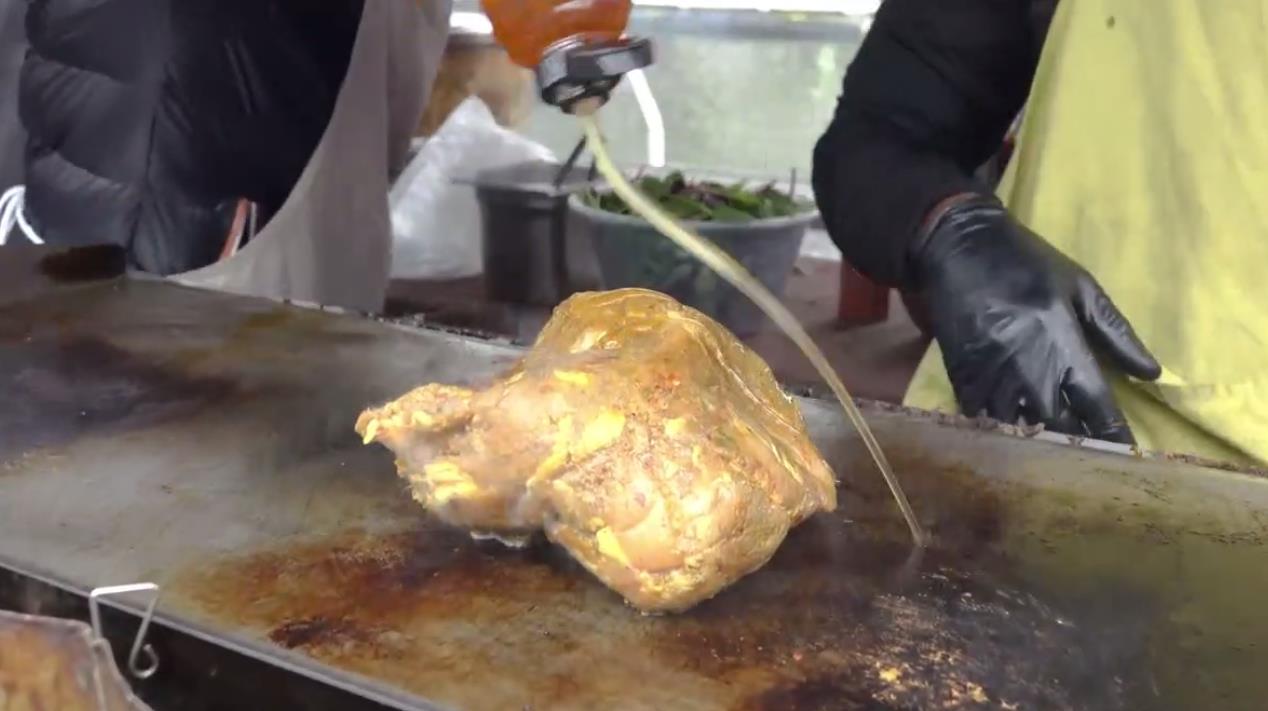 实拍黑人街头烤鸡腿,29元一份,说实话我不敢吃