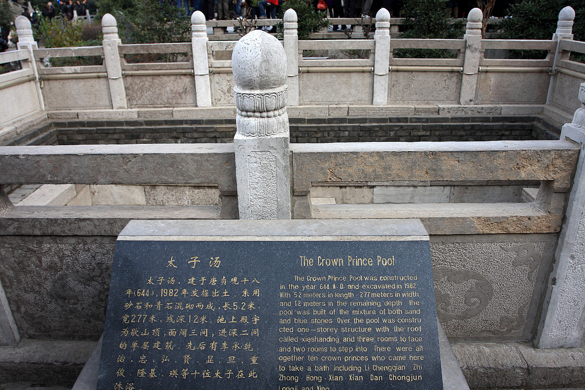 请帮助我赏析一下长恨歌