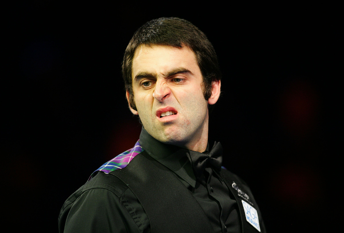 r<strong>o</strong>nnie o'sullivan snarls at the balls after missing a shot