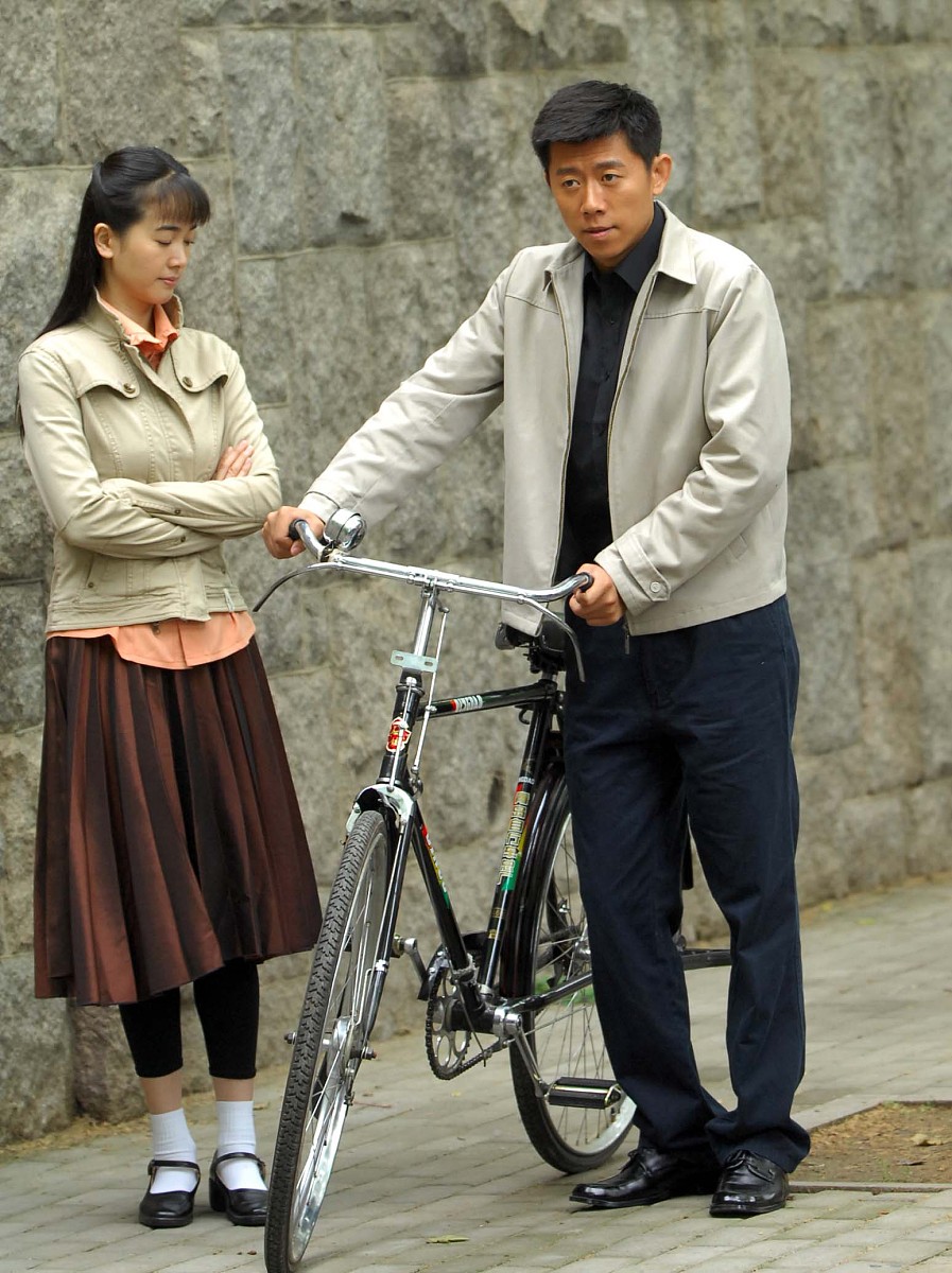 2008年6月7日,青岛,电视剧《我们的八十年代》在青岛开拍.夏雨,左小青
