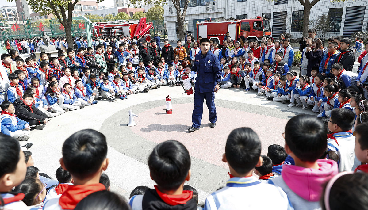 2019年3月25日,江苏淮安,天津路小学生听消防员讲解灭火器的使用方法.