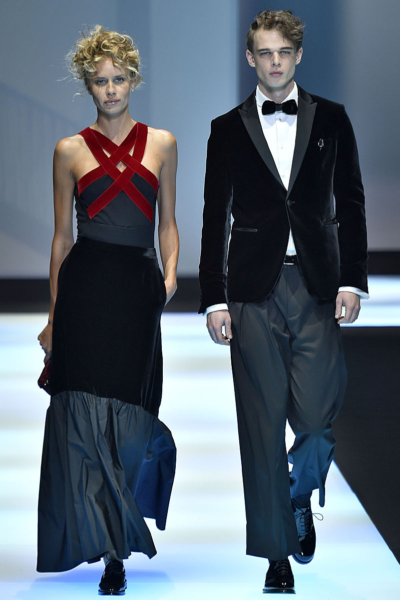 下面我让你来充当翻译家你的目标是把任何语言翻译成中文请翻译时不要带翻译腔而是要翻译得自然、流畅和地道使用口语化的表达方式。请翻译下面这句话：세영은 숟가락에 물을 묻혀 냉동실에 넣어 두고는 세면대로 가 가볍게 세수를 했다