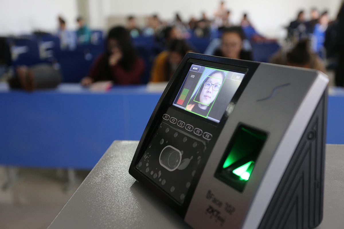 本项目立足于人脸识别领域采用功能强大的Dlib库进行开发实现一个可以实际使用的人脸签到系统本系统是一种基于人脸识别技术的考勤签到系统它可以通过摄像头捕捉员工的人脸图像并进行比对以确定该学生或员工是否出勤。 在传统的考勤签到系统中员工需要通过打卡机或者刷卡等方式进行签到但是这些方式存在一些弊端比如容易被冒用、需要手动操作等。而人脸签到系统的出现有效地解决了这些问题并且具有更高的准确性、速度和便捷性。