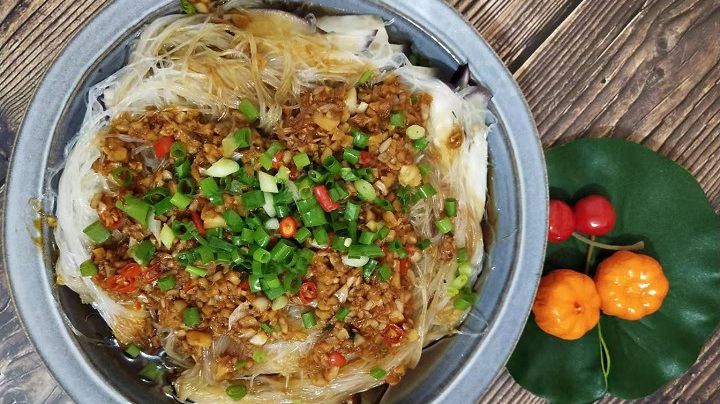 蒜蓉粉丝蒸茄子,特别好吃的一道菜一大盘子不够吃,简单易学