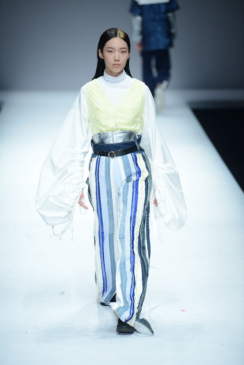 用英文说一下中国一百年来服装设计理念的变化120个单词