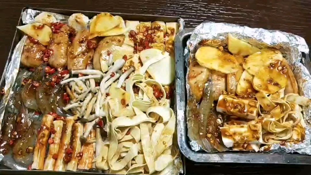 烤箱就能做海鲜烧烤,再放上秘制酱,美味的海鲜大餐出锅