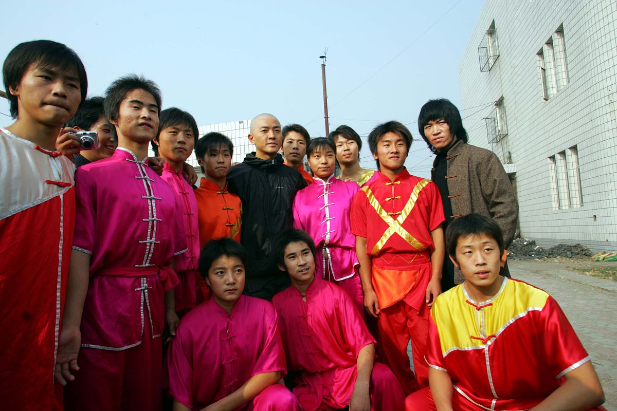 2006年11月2日,电视剧《大侠霍元甲》主创拜访霍元甲故居.郑伊健与霍