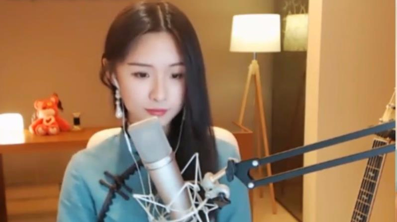 斗鱼女神阿冷素颜旗袍装翻唱《普通Disco》,比原唱还好听!