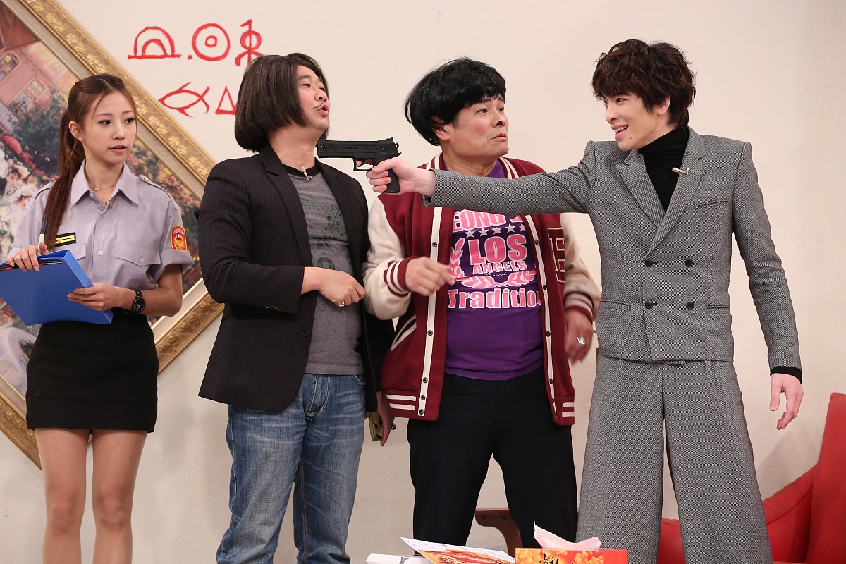 2013年1月24日,台北,明星出席搞笑模仿节目《疯神无双》.***_***许效