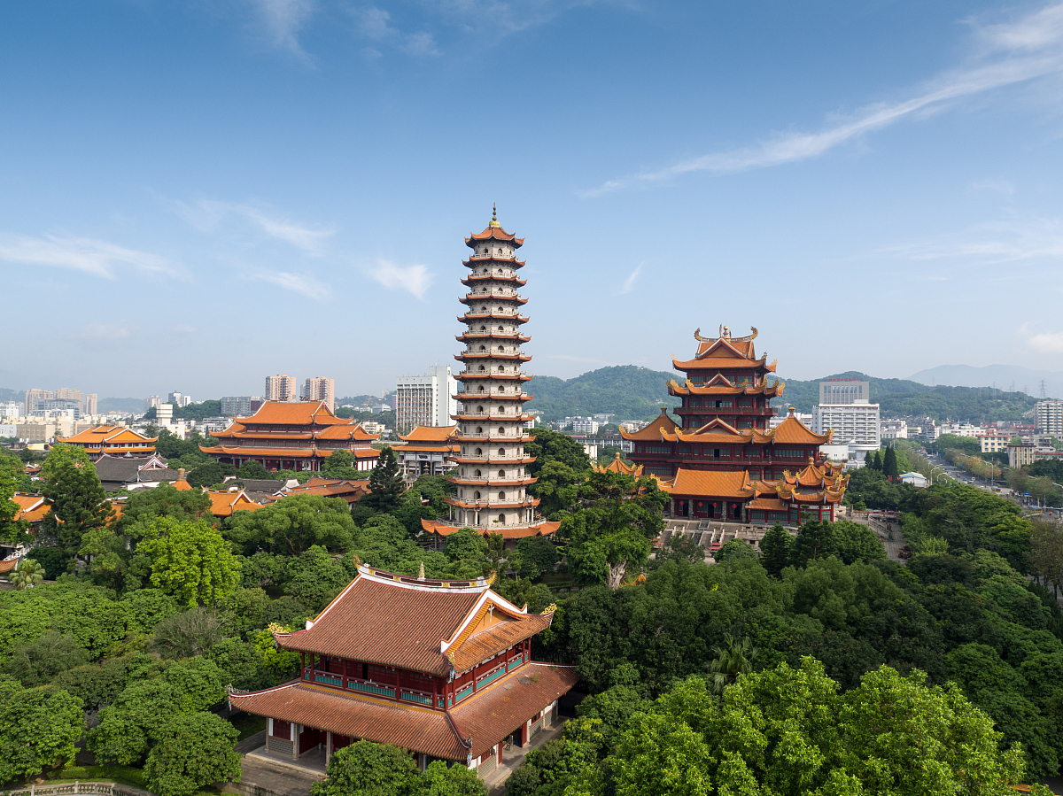 我是旅行社代理人有一个旅客对福建之旅询问包裹情况旅客试着用什么、何时、何地、为什么和如何来问不同类型的问题请模拟该对话不少于八个回合