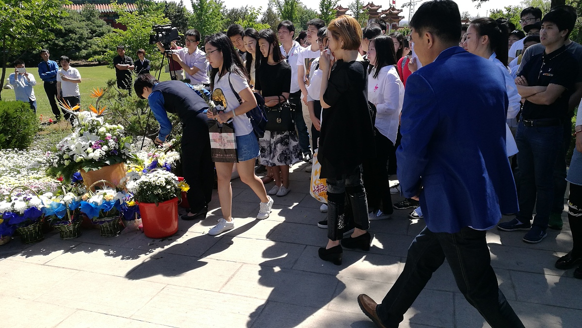 扩写这句话：一些学者认为林黛玉和薛宝钗代表着两种不同的女性形象和价值观。林黛玉是情感丰富、敏感脆弱的艺术家型女性而薛宝钗则是理性、聪明、实际的现实主义者。她们之间存在着对立和竞争代表着封建社会中两种不同的女性角色和命运。