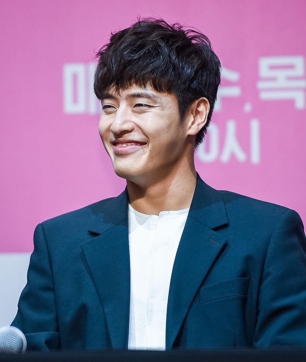 2019年9月17日,韩国首尔,明星出席kbs2新剧《山茶花盛开时》发布会.姜