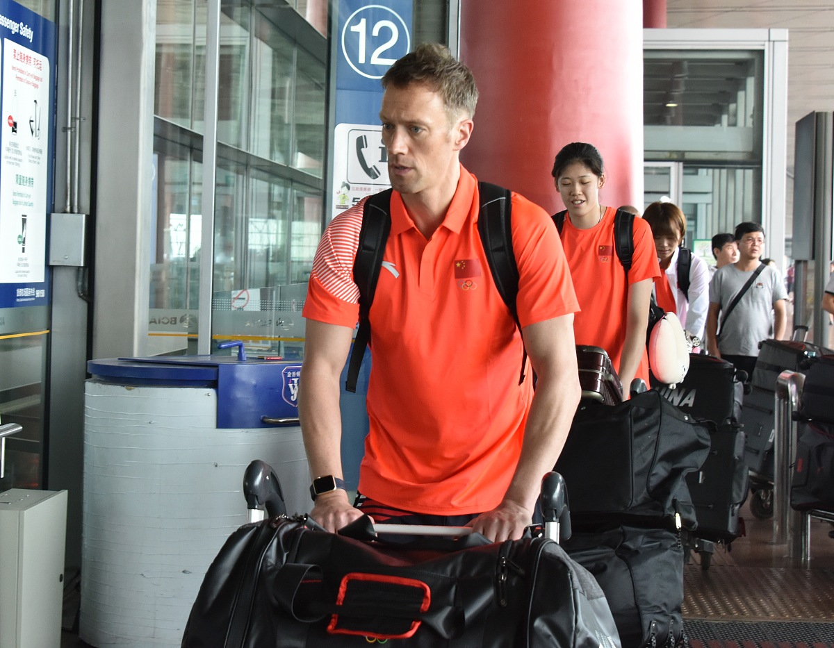 赤脚携手踏新泥涉溪流：修辞手法解析及拓展