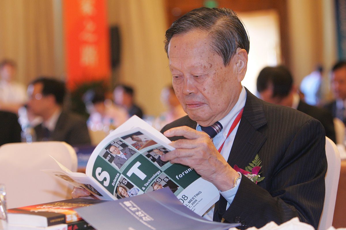 以筑梦·追梦·圆梦题材写一篇700多字初中水平作文开头必须运用诗词内容必须丰富语音必须优美至少举一位科学家的例子结尾和开头必须相照应