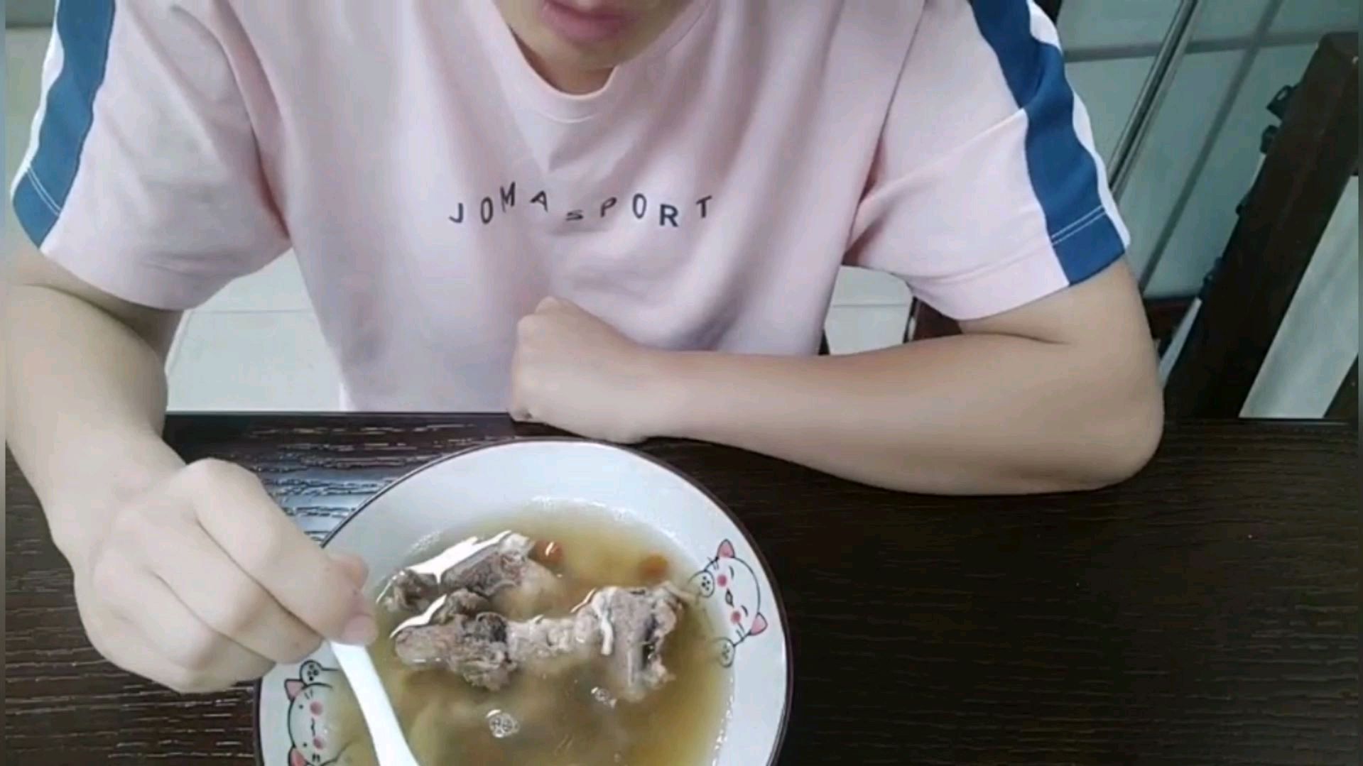 花胶排骨汤,美丽女生必备,自己在家就能做