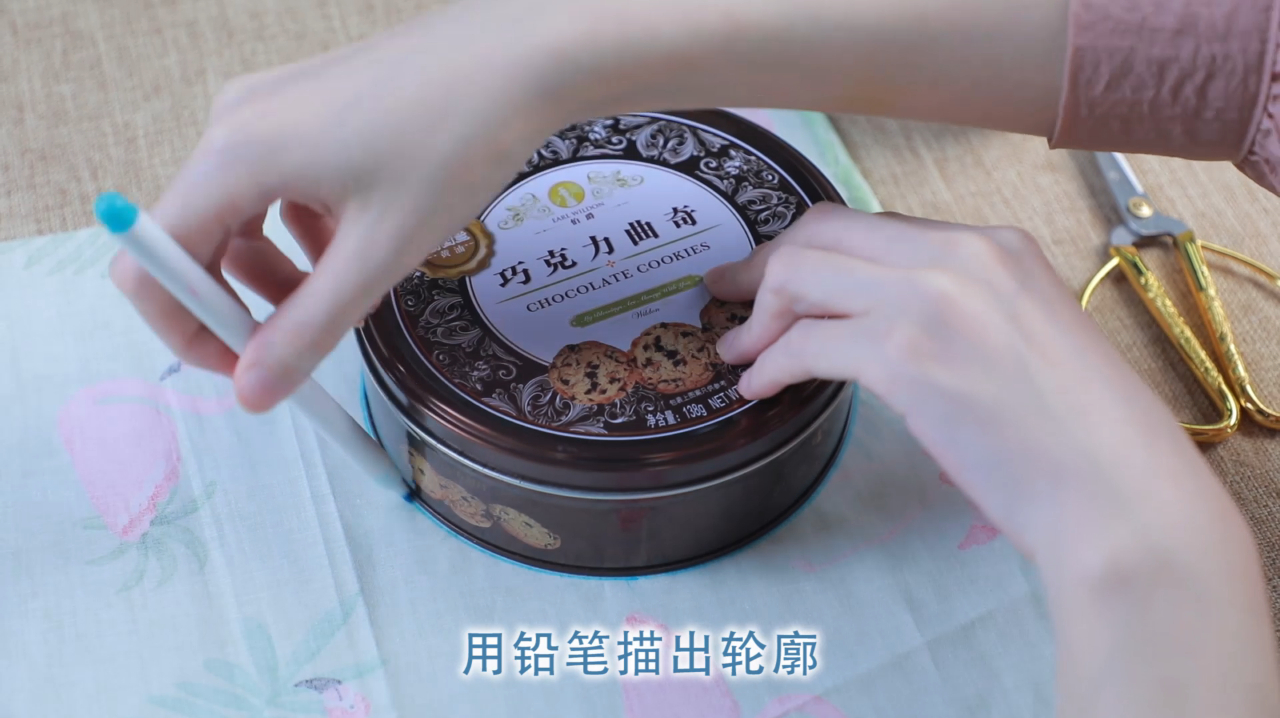 吃完的空饼干盒不要扔,简单改造一番,放梳妆台上女孩见了都喜欢