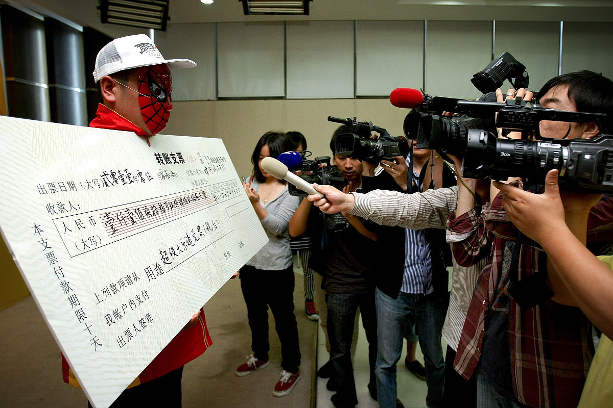 2011年5月30日,成都,带着蜘蛛侠面具的南充彩民在四川体彩中心领取超