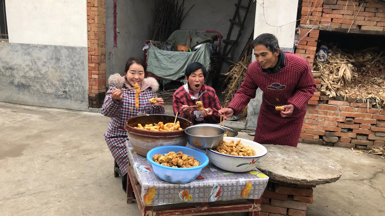 儿媳回家过年,婆婆买2条草鱼,做一盆油条,公爹却说油条真少