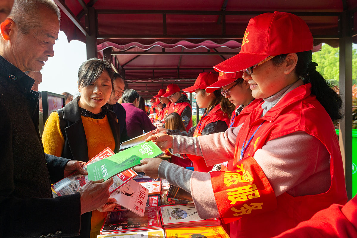 2019年4月12日,湖北宜昌,志愿者在现场免费给当地群众赠阅各类图书.