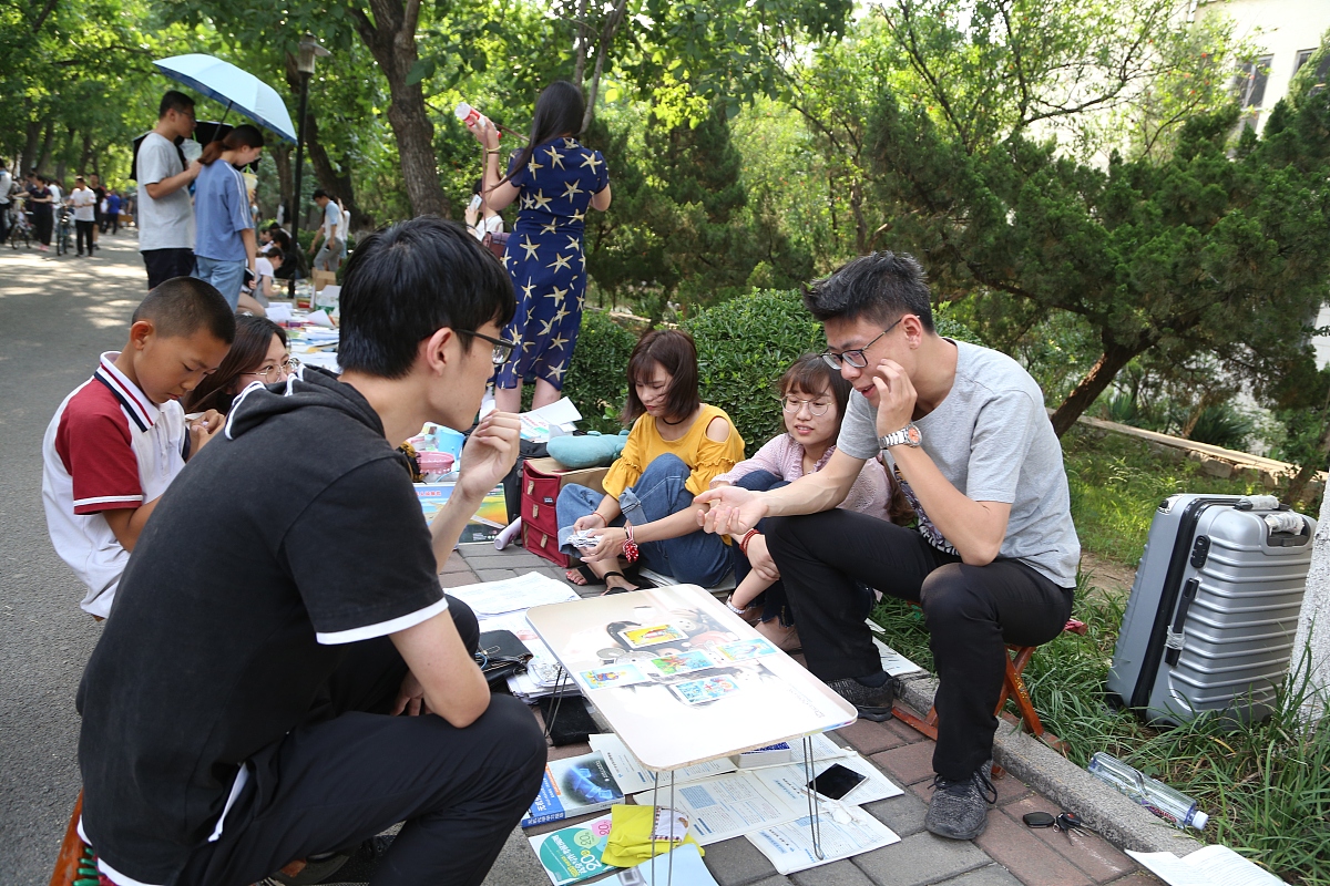 E起向山海青春共实践大学生暑期社会实践立项创意大赛。举一个具体例子包含具体地点可以围绕国情社情调研等主题策划支教助学、医疗卫生服务、政策宣讲、法律援助、环境保护、乡村振兴等社会实践活动。以大一学生的角度包含多个地点多个活动要有可行性