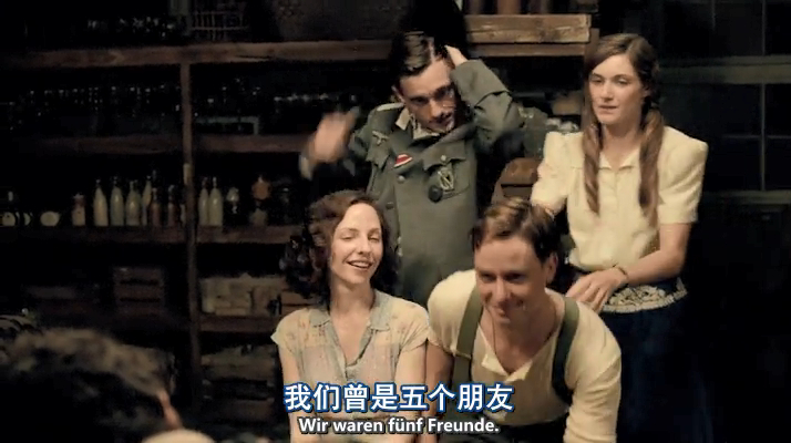 我们的父辈1:五人站在一起,照下了一张黑白照