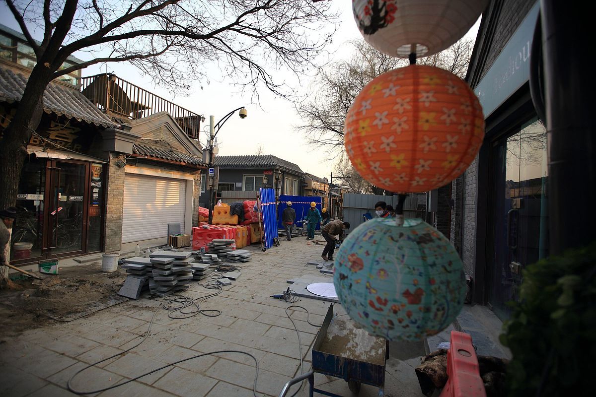 2016年12月7日,北京,南锣鼓巷的业态转型和风貌保护工作正在进行.***_