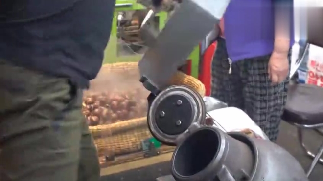 用爆米花机炒板栗,味道也很香!