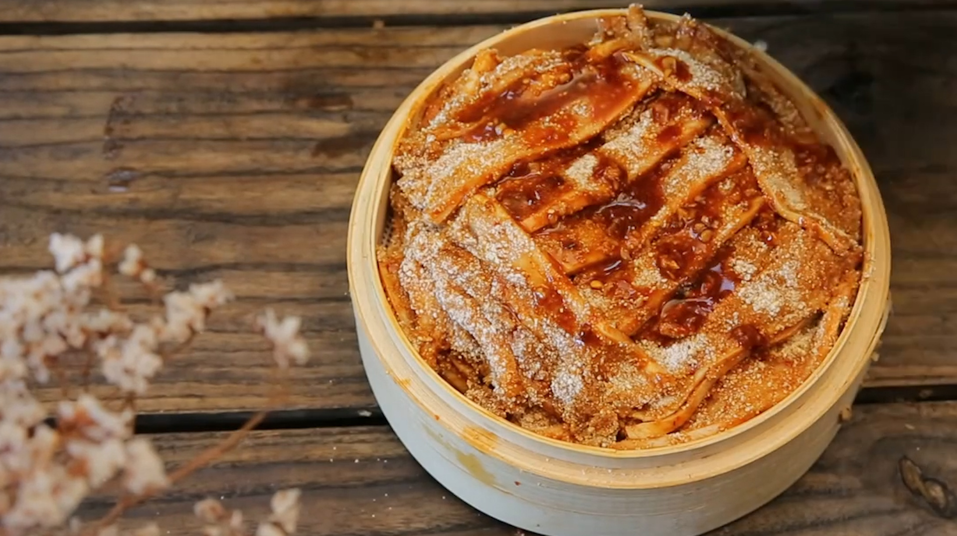 它是中国菜之江西十大经典名菜,吃了不会生痱子,而且人人都喜欢