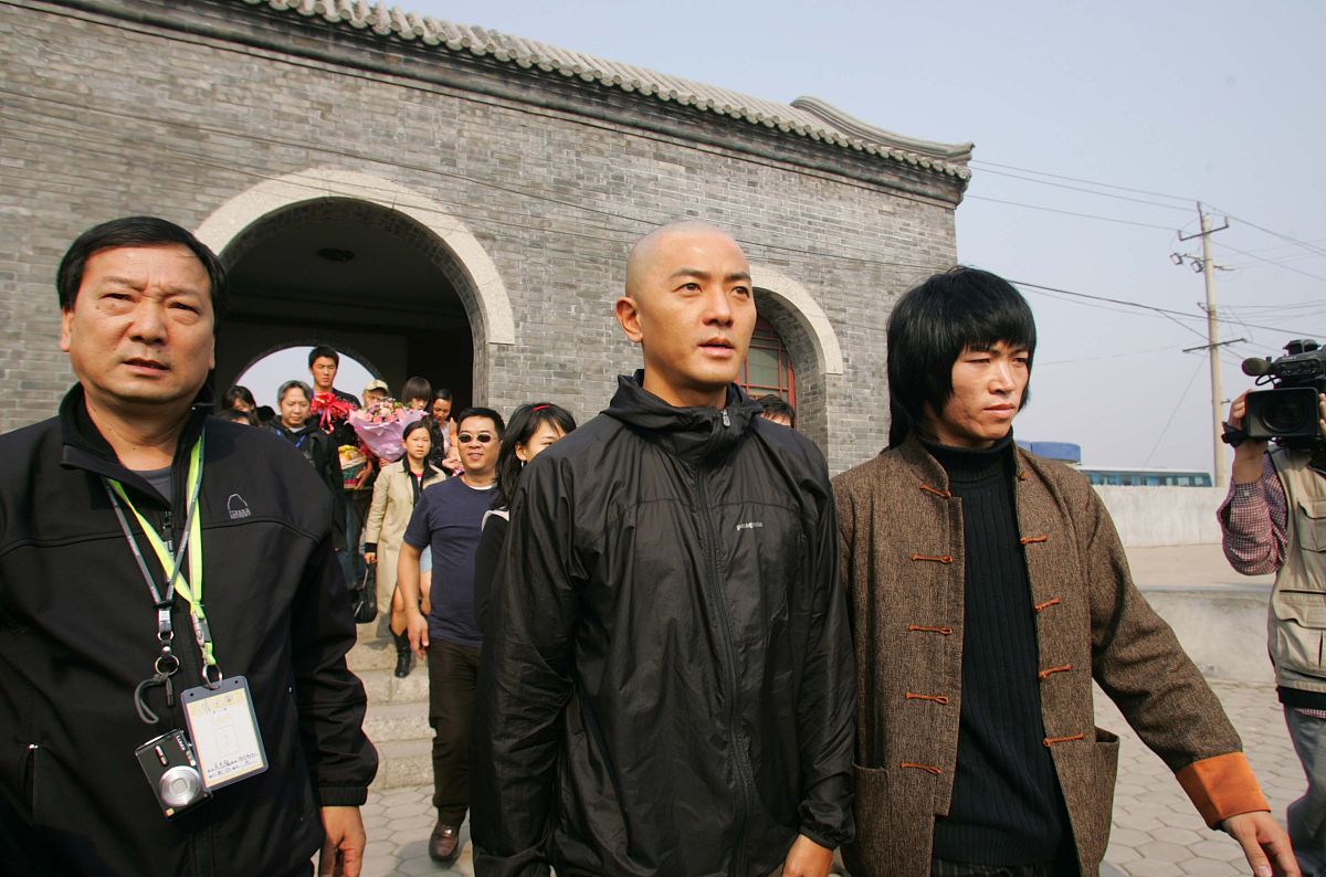 2006年11月2日,电视剧《大侠霍元甲》主创拜访霍元甲故居..郑伊健+++_
