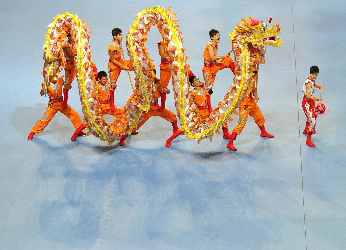 金舞银蛇：龙蛇合璧的传统舞蹈