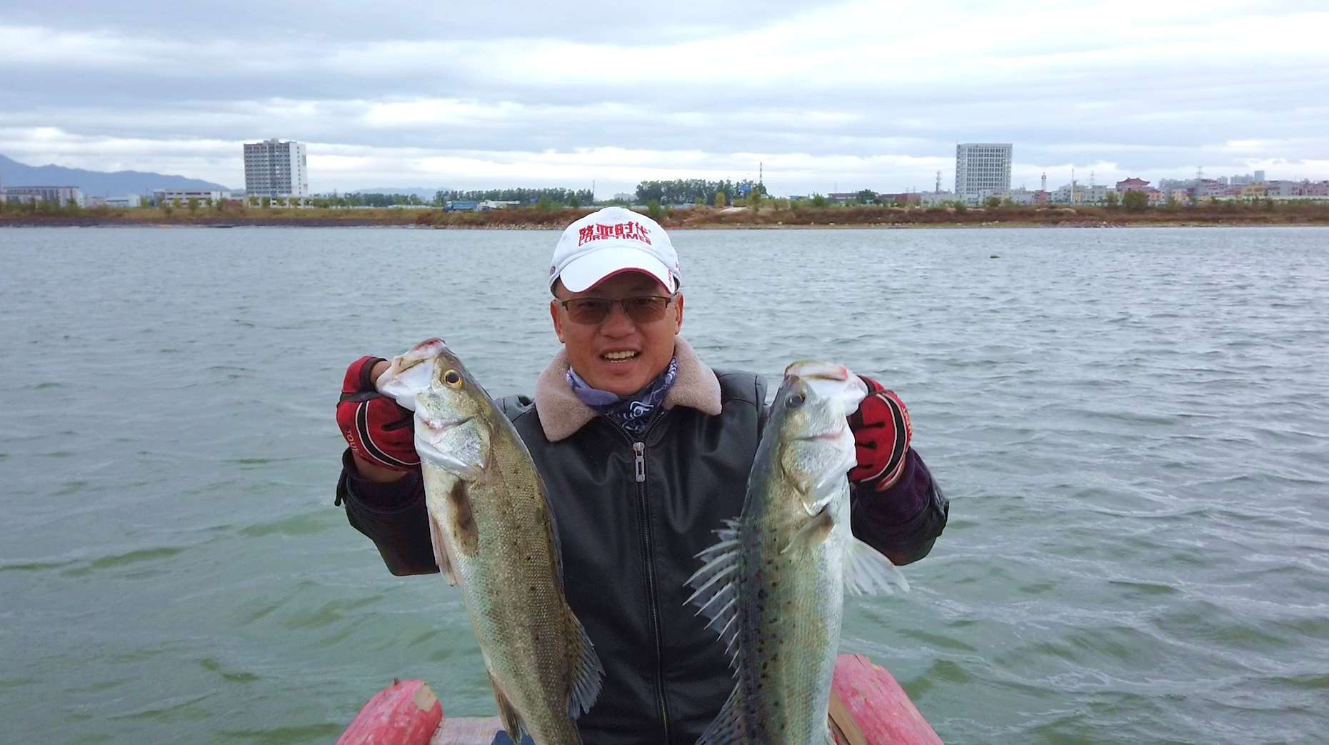 海钓大哥教你怎么玩路亚?示范时钓到2斤大鲈鱼,溜鱼溜得很开心