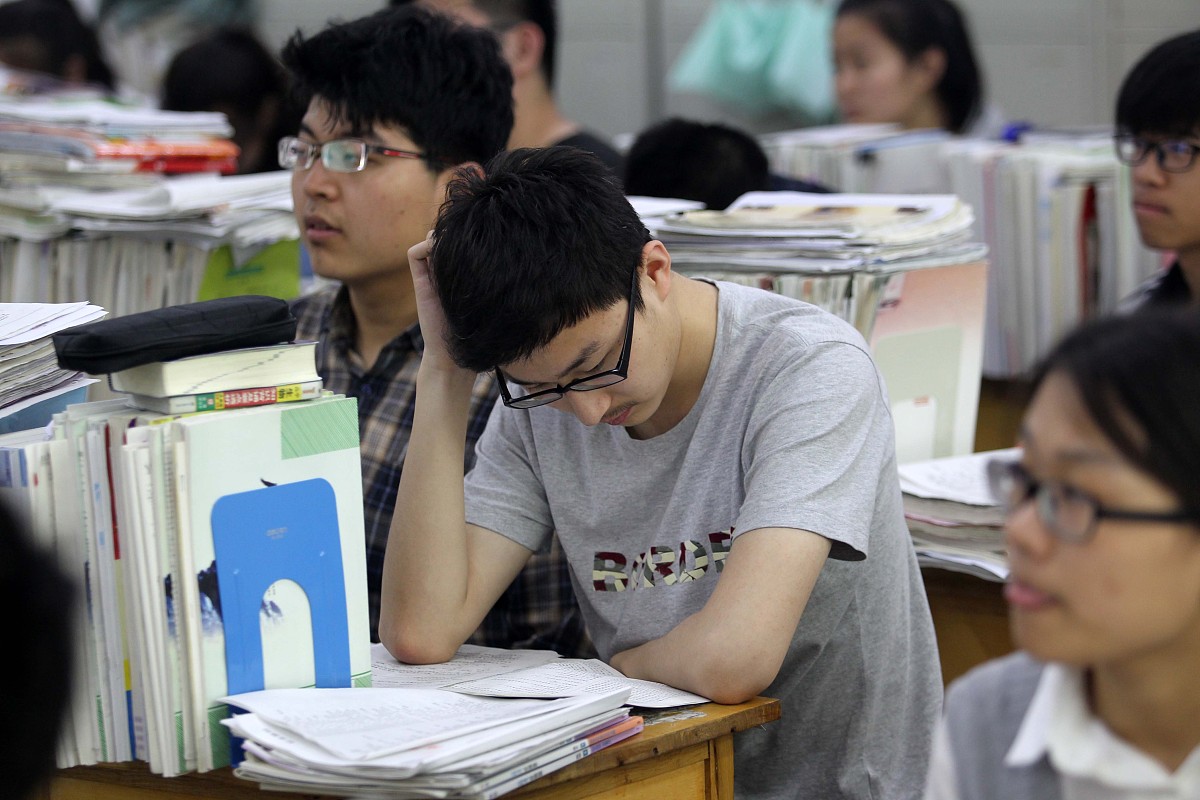 ***_***2015年5月7日,山东省潍坊中学高三年级的学生正在教室内紧张的
