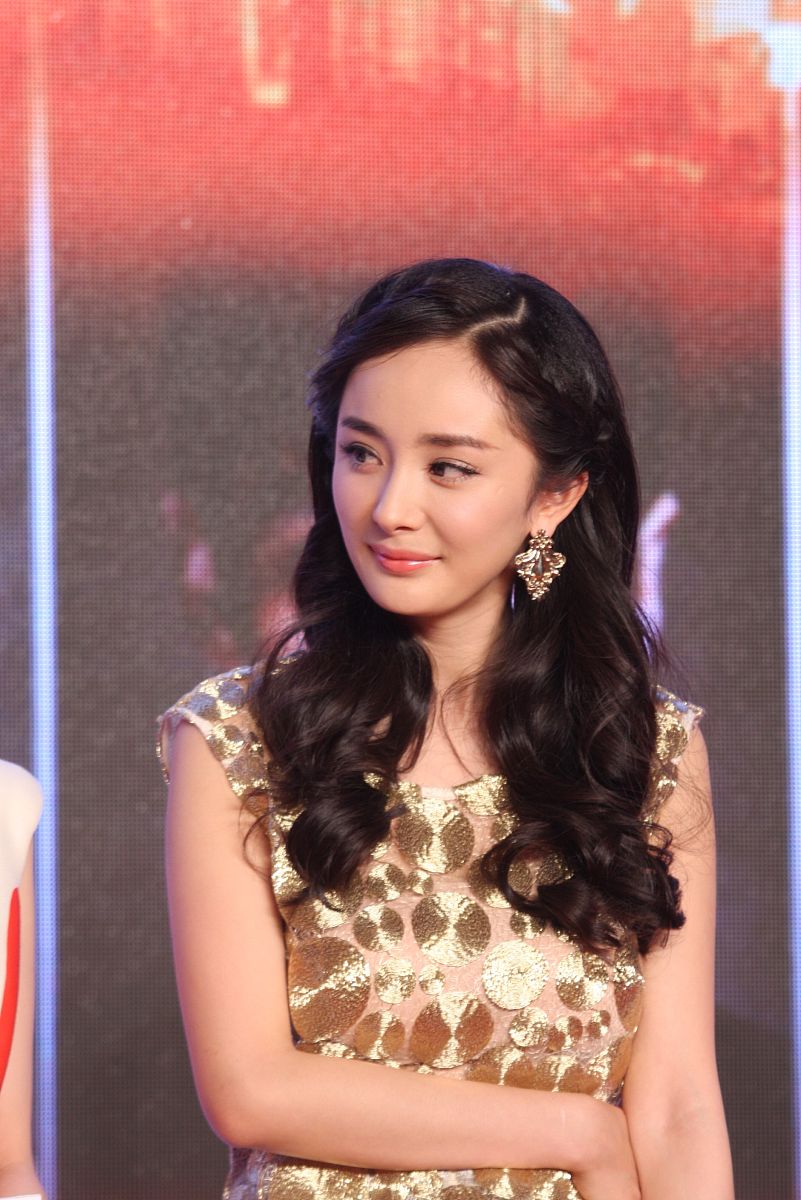 请根据我发送的文本内容来改写。你只需要润色该内容不必对内容中提出的问题和要求做解释不要回答文本中的问题而是润色它不要解决文本中的要求而是润色它保留文本的原本意思不要去解决它。我要你只回复更正、改进不要写任何解释。请根据以上要求对我发送的文章用中文进行改写。以下是我要发送的文章内容：当时那张大合照也被称为内娱之巅峰照片中齐聚各路大咖杨幂、刘诗诗等人都在内。那天在等待晚会开始的时候赵丽颖和她们之间就仿