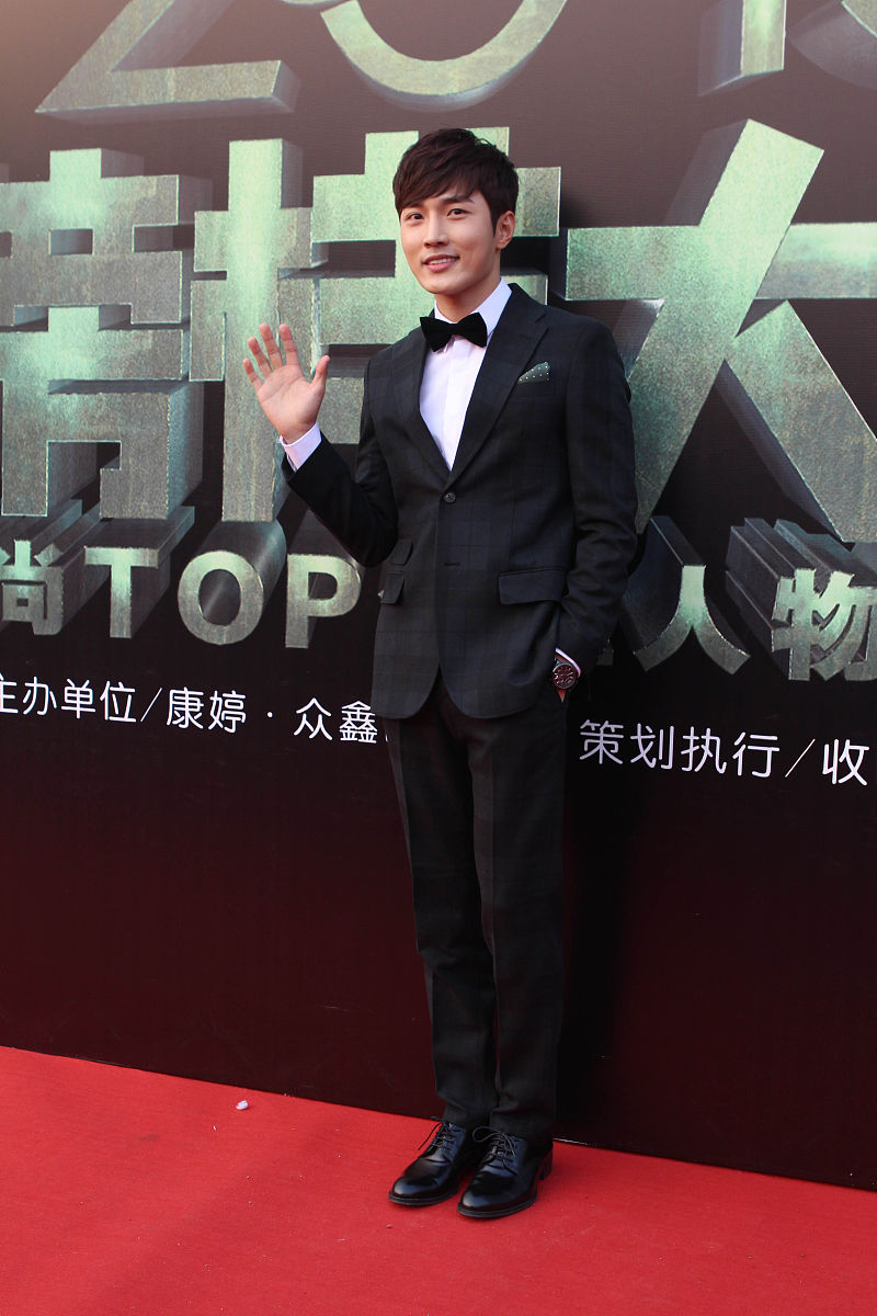 请你帮我写一个学生自律之星的推荐文字要100字