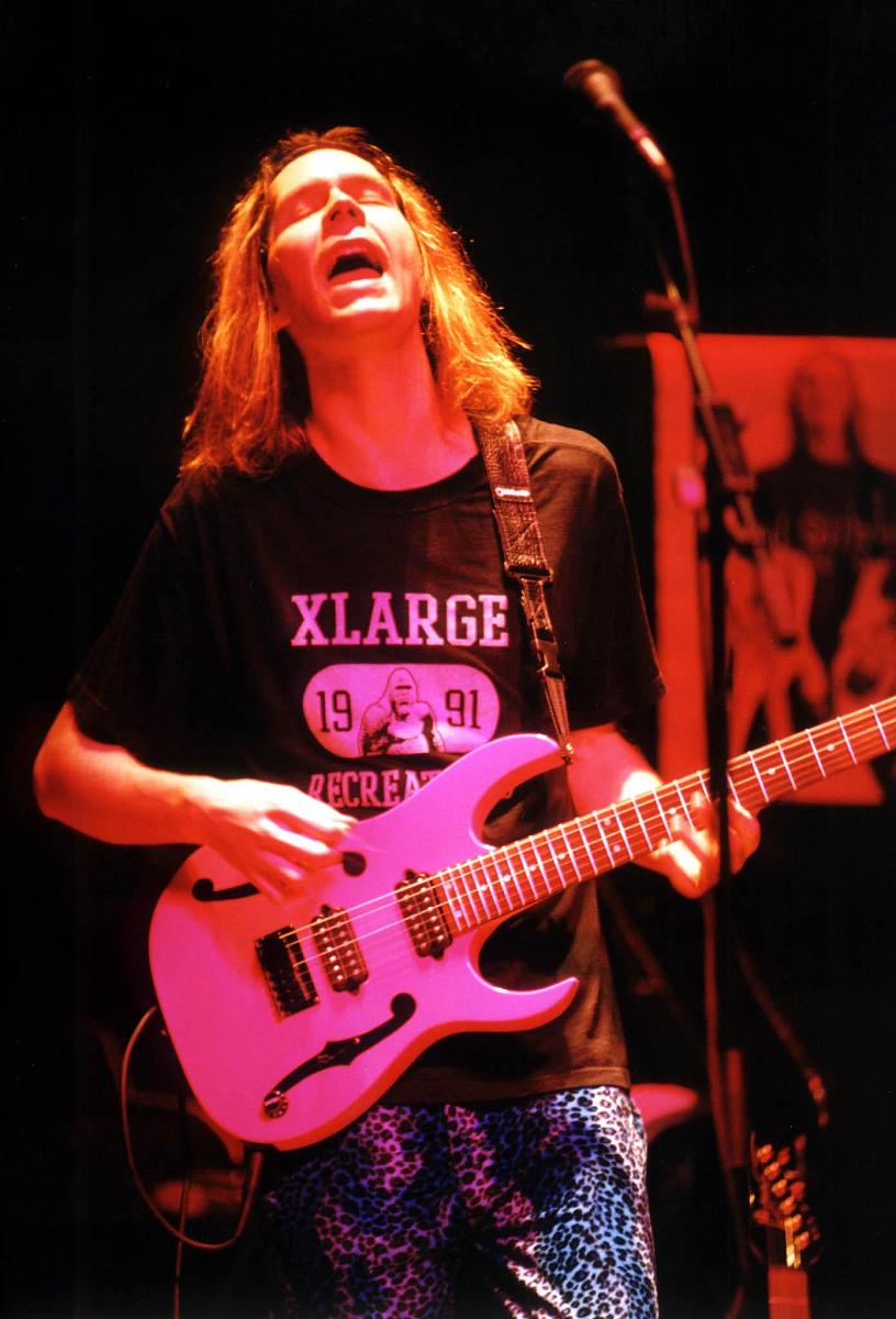 mr.big的吉他手paul gilbert,被誉为世界十大吉他高手之一+++_+++吉他