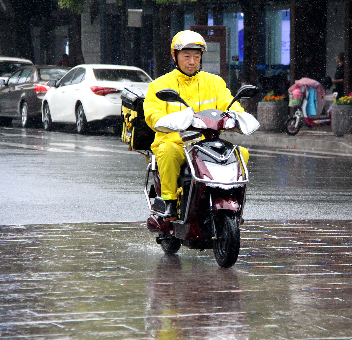 梅雨季节时间：6月中旬至8月初，影响地区及注意事项