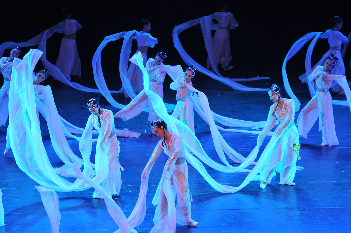 300字写从动作音乐美术种类主题思想赏析中国古典舞大型组舞《黄河》