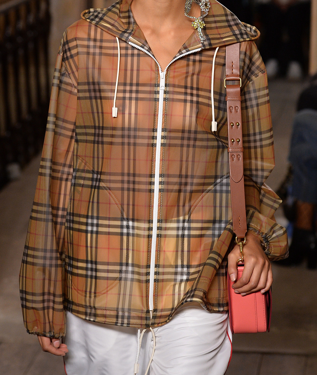 根据以下内容编写一篇时尚资讯不少于六百字：Burberry 发布 Spring 2024全新系列继续呈现经典英伦衣橱美学剪裁更加贴合身形融合英伦图案元素彰显英伦户外探险精神缤纷色彩、印花、提花及针织设计贯穿始终鞋包配饰等细节也都焕然一新。全新系列立足于功能性和装饰性轻松打造精致造型。