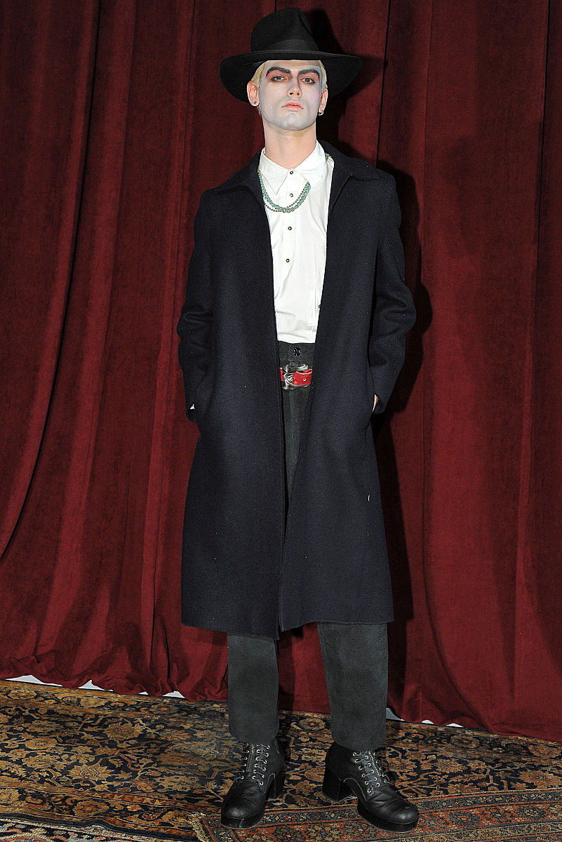 用美式英语写3条关于Mens Gothic ButtonS tand-up Collar Art Retro Coat Tuxedo Jacket Coat产品的正面评论。内容附带评论标题评论单词数量小于40个单词。