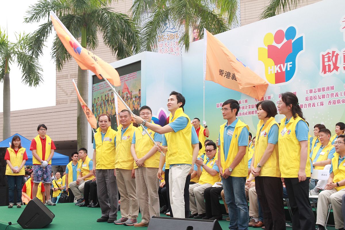 你就职于某传媒大学校园日报社的记者。二零二三年六月十二日上午你所在的学校举办了一场业余羽毛球比赛你作为协助组织比赛的十六名志愿者其中的一员参与了比赛全过程该比赛共有四支业余羽毛球运动爱好者队伍参加每只队伍由六名包括若干男性和若干女性的业余羽毛球运动爱好者组成队伍名称分别为A队、B队、C队、D队。比赛分为上下两个半场。上半场比赛时首先以抽签的方式选出每队的队员然后每队内部人员进行淘汰赛最终四支队伍分