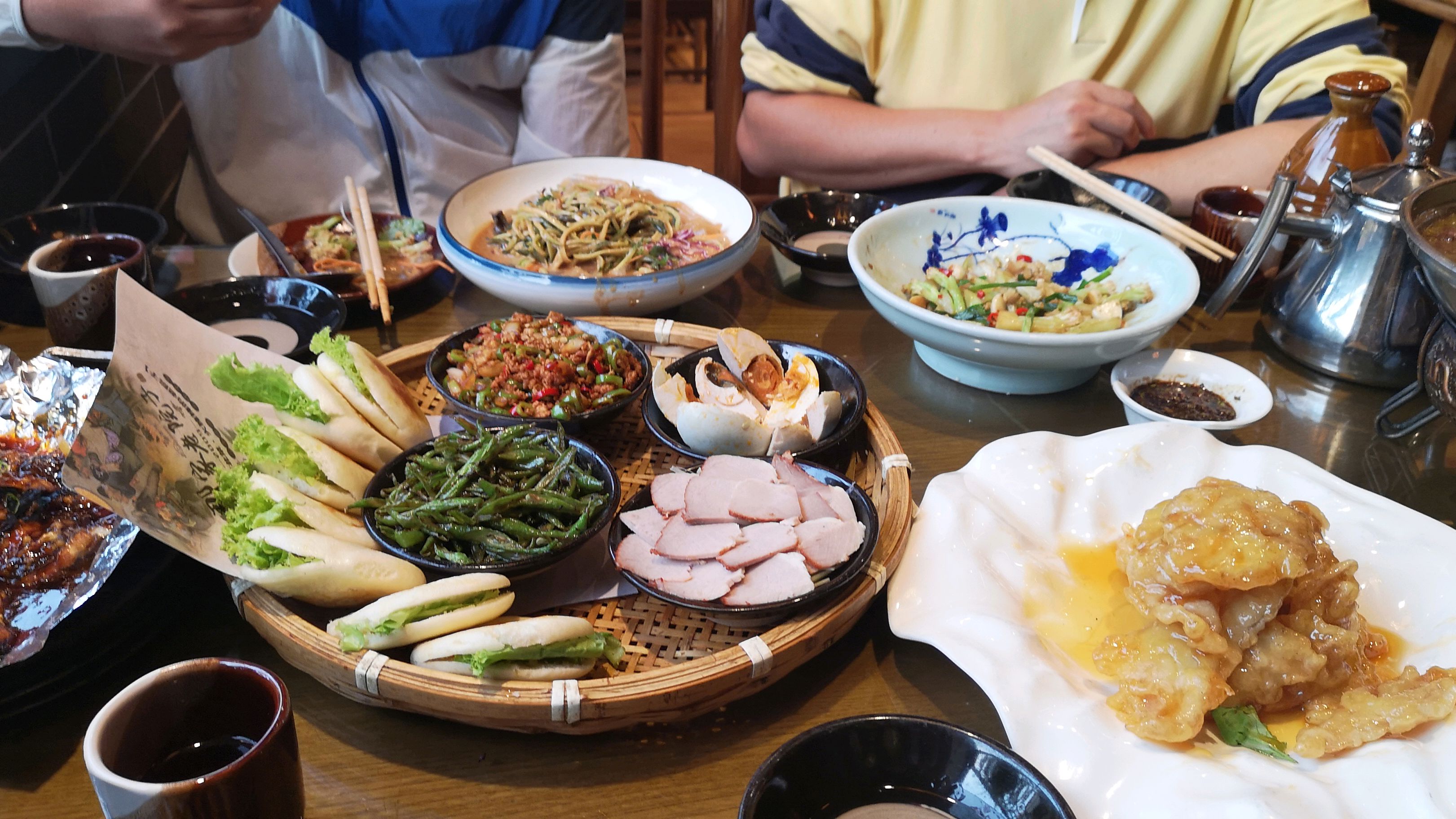 南方老朋友来沈阳出差,一起吃正宗东北菜,菜价便宜的有点过分了