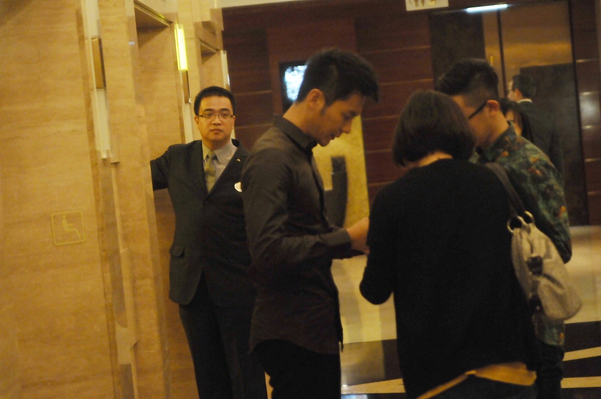 上海警方破获假靳东诈骗团伙，8人落网！专骗单身大龄女性和老年人