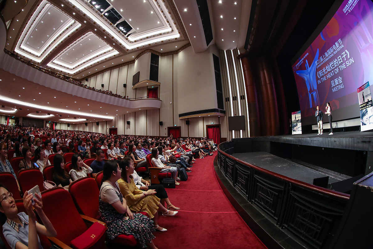 请分析《阳光灿烂的日子》片段该片段分为几个段落每个段落各分为哪几个场面场面与场面之间是如何转场的以及使用转场的效果。
