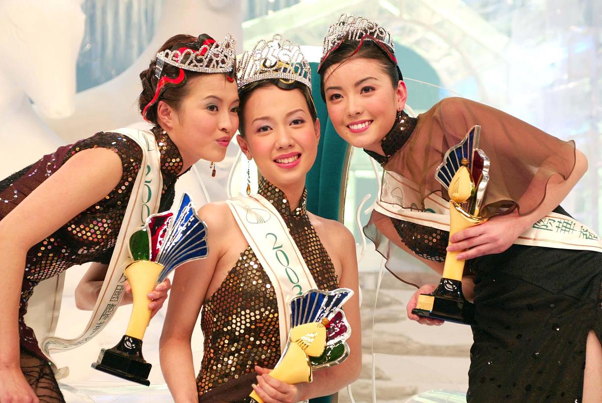 2003国际华裔小姐竞选决赛:来自吉隆坡的陈泳锦(中)夺得冠军,代表香港