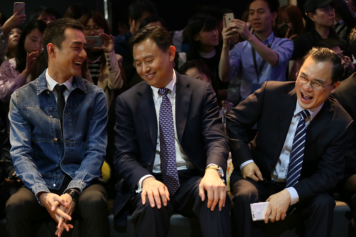呵呵呵呵呵!王凯平头现身显男子气概 接受采访大笑露出满脸褶