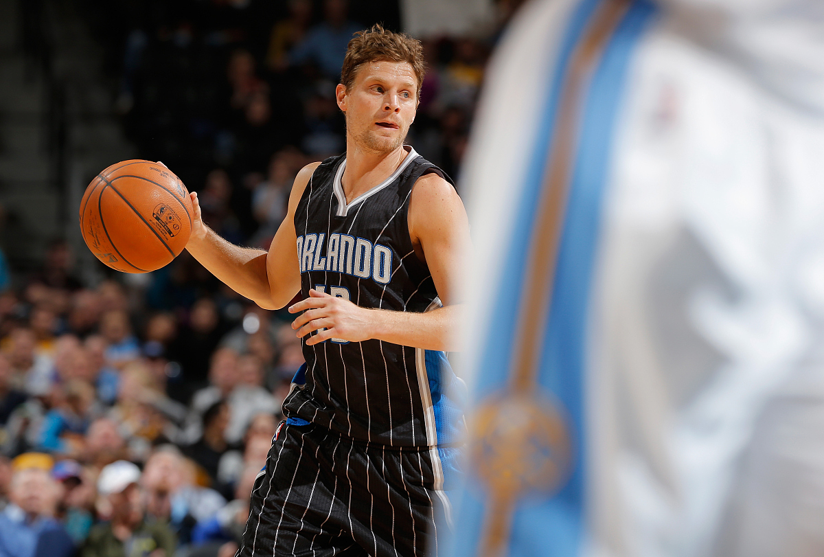 通过网站：httpswwwbasketball-referencecom搜索球员ALuke Ridnour2006-2007赛季和球员BBIMBO COLES1995-1996 赛季筛选所有数据进行分析。综合衡量球员两名球员在常规赛表现进行对比按个人能力上进行逐项对比【个人能力包含：个人能力分为：进攻能力参考：场均出场时间、场均出手、场均得分、场均2分出手和命中率、场均3分出手和命中率、场均罚球数