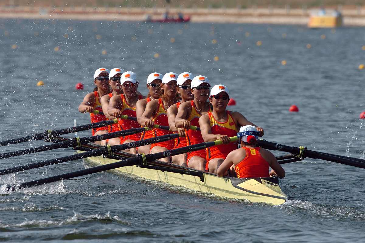 赛艇成绩与桨手数关系分析 - 实际数据与模型预测