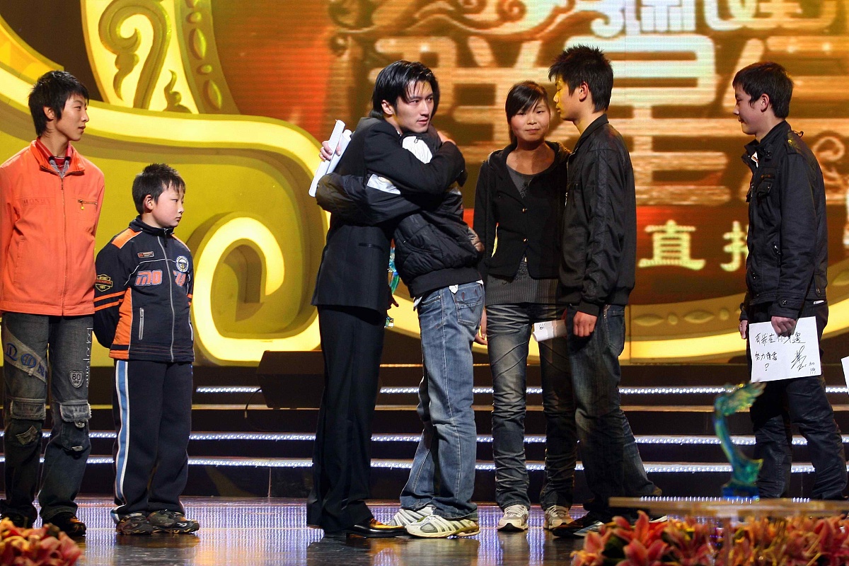 2009年2月28日,上海,2009新娱乐慈善群星会颁奖晚会.***_***谢霆锋+++