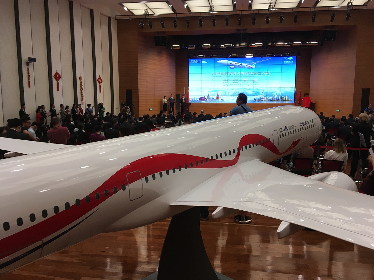 庆祝中国民航成立65周年：回顾发展历程，展望美好未来